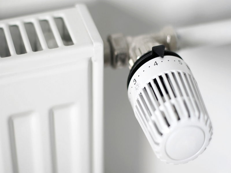 witte knop op een radiator