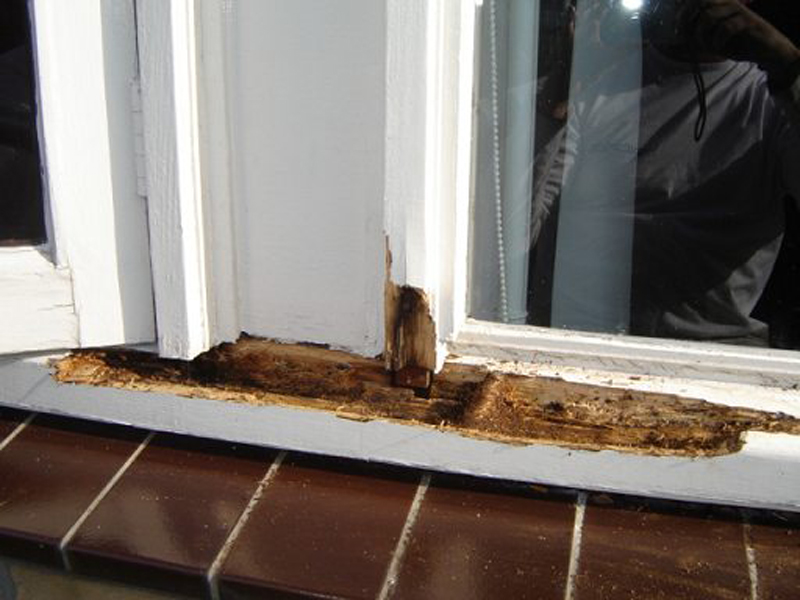 houten kozijn met flinke houtrotschade